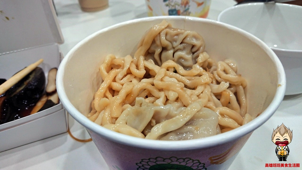 【高雄美食】駱師父牛肉麵 小港平和路家常麵點燴飯 外帶也不走味 首推鮮蝦餛飩拌麵