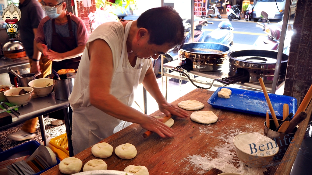 【高雄美食】金牌蔥餅王 祥鈺樓老經驗師傅再現經典蔥油餅 開幕短短幾天就大排長龍 現場排隊比較保險