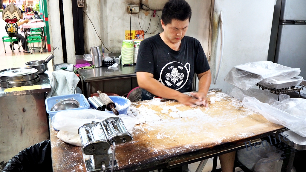 【高雄美食】許記蒸餃 餡多皮Q的大塊頭蒸餃30年老店 現點現蒸顧客絡繹不絕 連食尚玩家與麵包世界冠軍王鵬傑都是座上賓 近高雄火車站