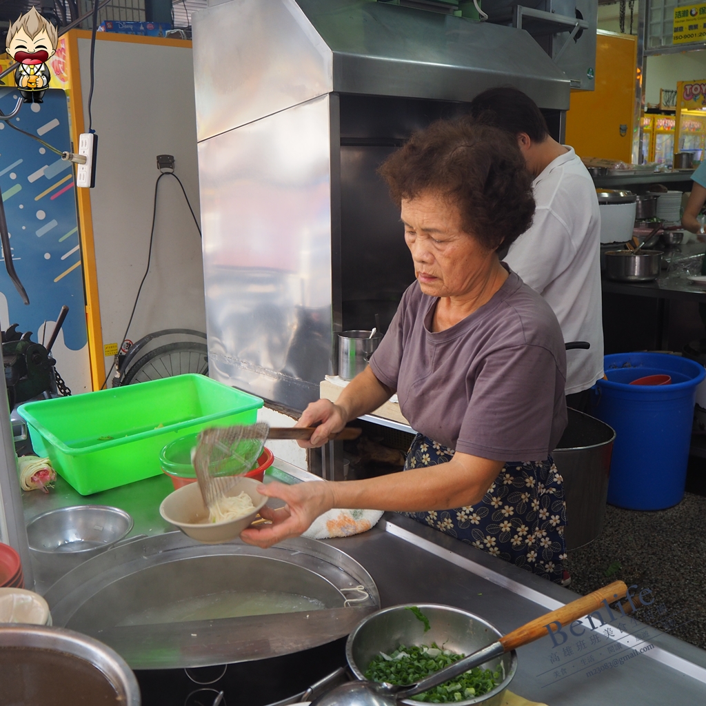 【高雄美食】黃家牛肉麵 只賣四小時的午餐限定 國民市場人氣爆棚 電視節目採訪無數