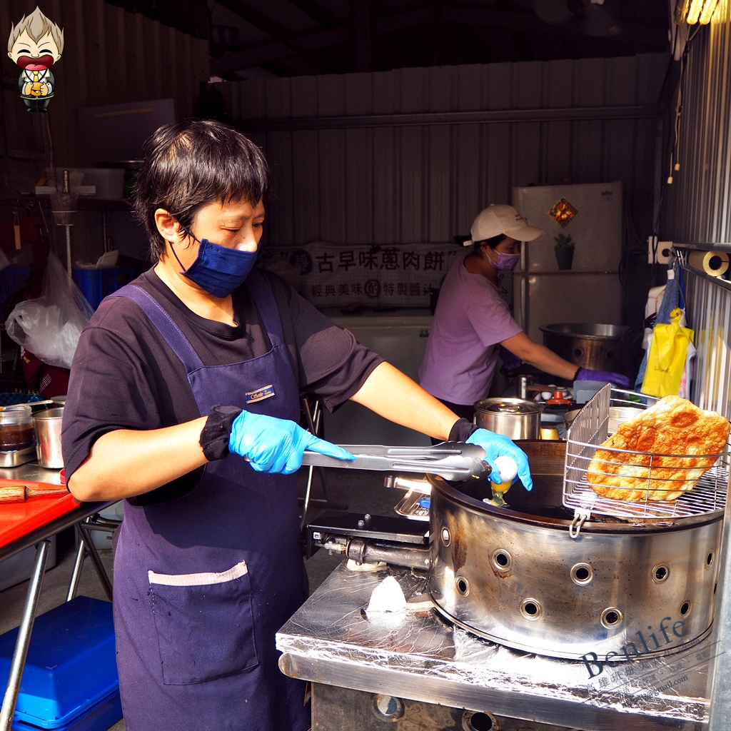 【高雄美食】靜古早味蔥肉餅  加蛋與九層塔香噴噴超爽 銅板價大口吃海鮮煎餅 德民黃昏市場超強中式下午茶 完全就是欠吃