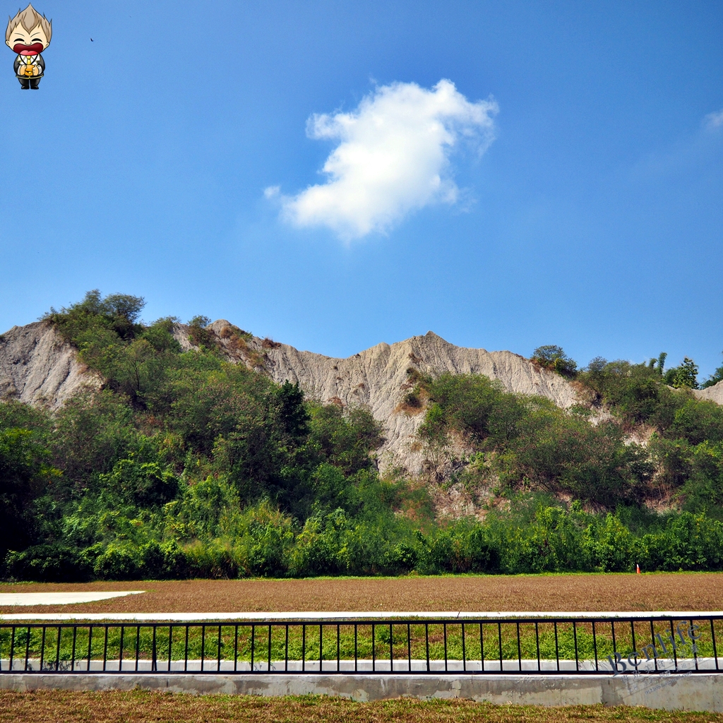 【高雄旅遊】田寮月世界地景公園 世界聞名的惡地景觀 走在步道上彷彿置身月球表面